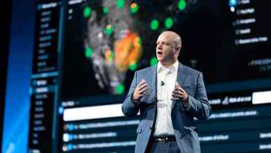 Craig Fuller, founder and CEO of FreightWaves, with a SONAR screen behind him. (Photo: FreightWaves)