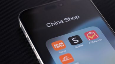 Image of an iPhone with Chinese shopping apps highlighted.